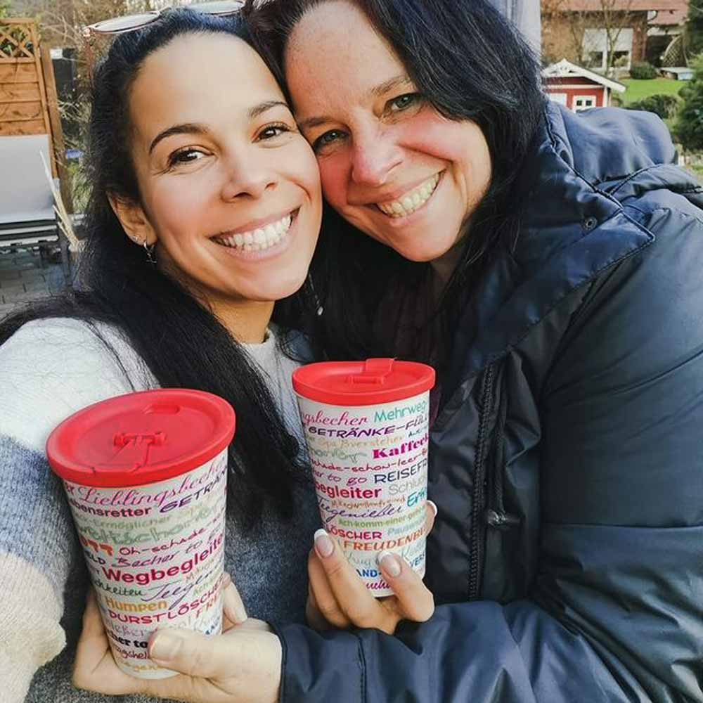 ORNAMIN-Coffee-to-go-Mehrwegbecher-Referenz-DRK-Blutspendedienst-west Zwei Frauen mit dem ORNAMIN Mehrwegbecher des DRK-Blutspendedienst-west