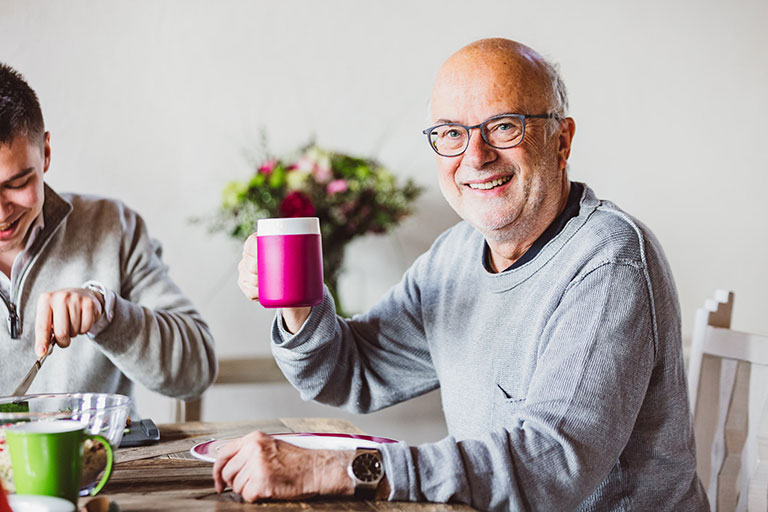 ORNAMIN 2CARE Geschirr Mann trinkt aus ORNAMIN Becher
