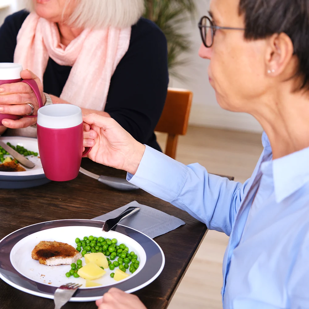 Becher mit Trink-Trick mit therapeutischem Trinkaufsatz