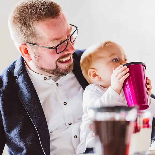 ORNAMIN-Karriere-ausgezeichnet-familienfreundliches-Unternehmen Person mit Kind im Arm