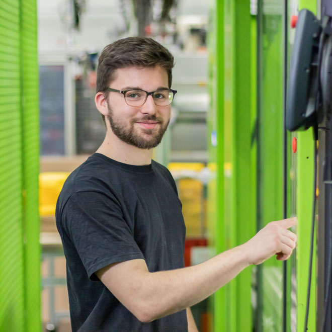 ORNAMIN-Karriere-Stellenanzeige-Aushilfen ORNAMIN Mitarbeiter vor einer Maschine