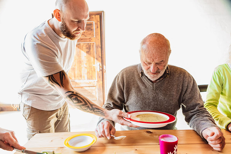 ORNAMIN 2CARE Geschirr Mann bekommt Essen gereicht