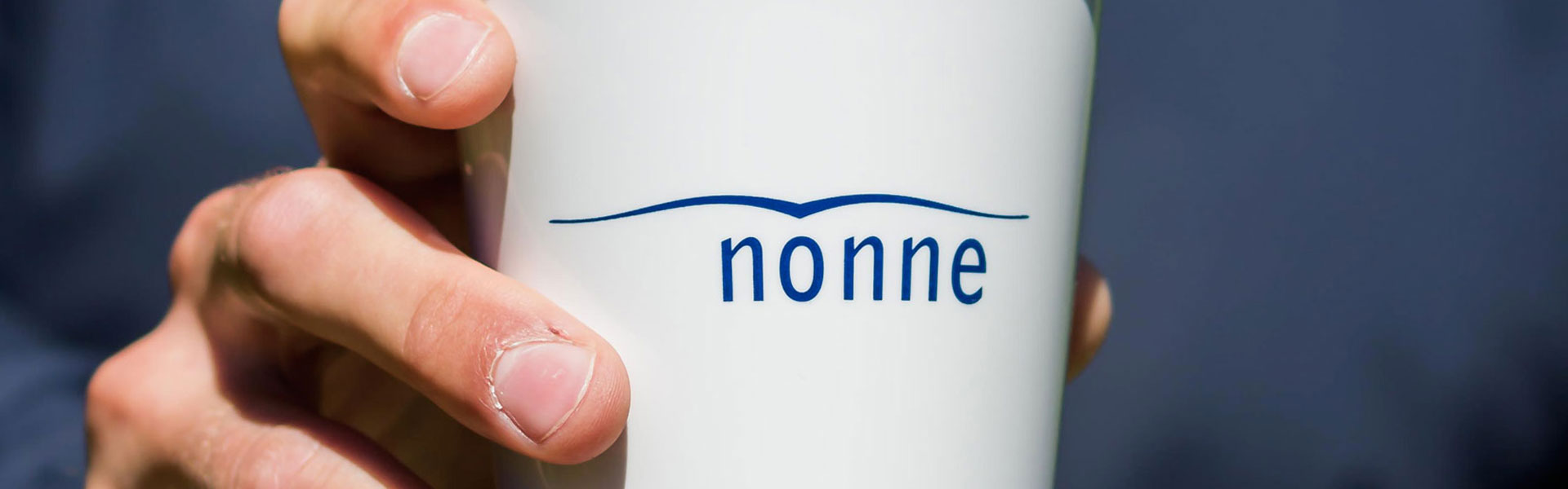 ORNAMIN-Referenzen-Erich-Nonne-Mehrwegbecher ORNAMIN-To-go Mehrwegbecher Great Gloria-mit Dekor Nonne