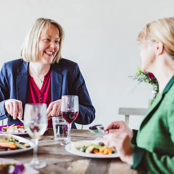 ORNAMIN-Karriere-Angebote-im-Unternehmen Zwei Personen sitzen mit ORNAMIN Mehrweggeschirr am Tisch