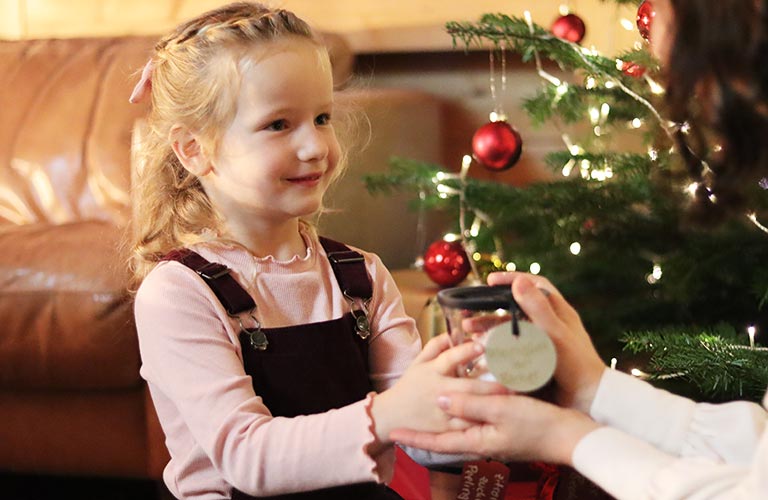 ORNAMIN-Weihnachten-Geschenke-Kinder ORNAMIN Mehrwegbecher Moving Martha gefüllt mit Süßigkeiten als Geschenk an Kind