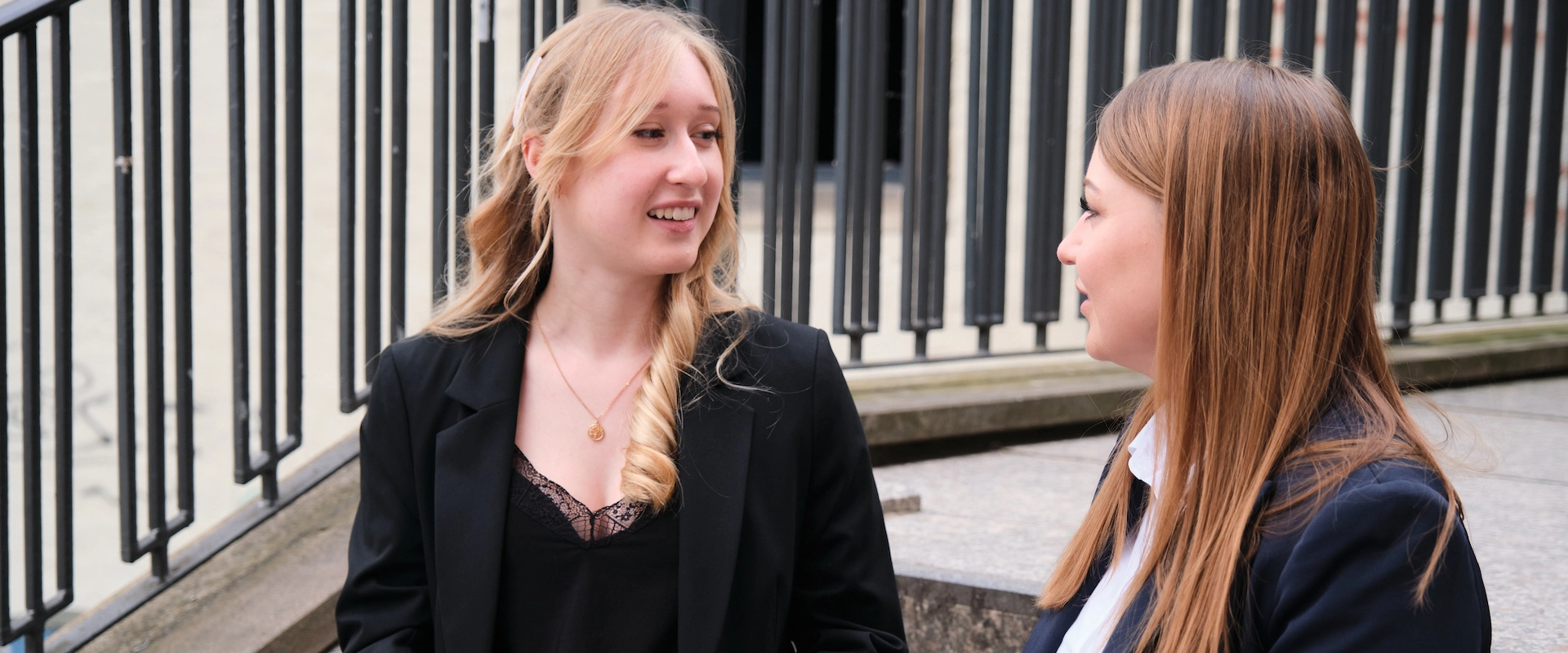 ORNAMIN News & Presse Zwei junge Frauen unterhalten sich. Two young women talking.
