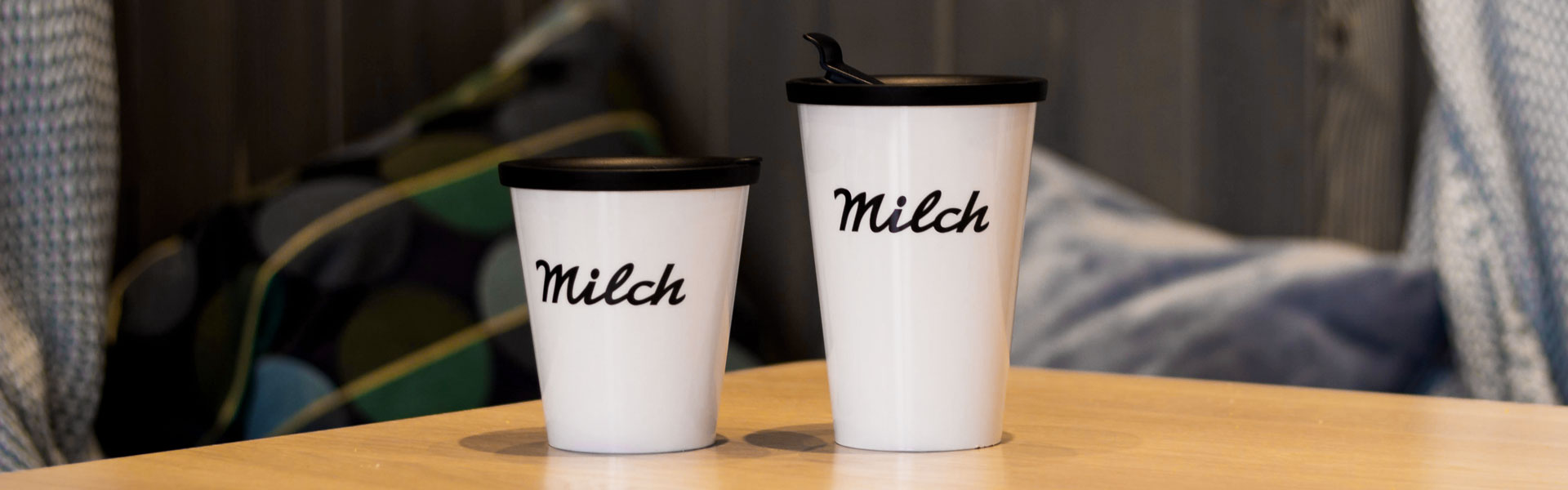 ORNAMIN-Referenzen-Milch-Feinkost ORNAMIN-To go Mehrwegbecher Great Gloria und Moving Martha Becher mit Deckel und Dekor Milch