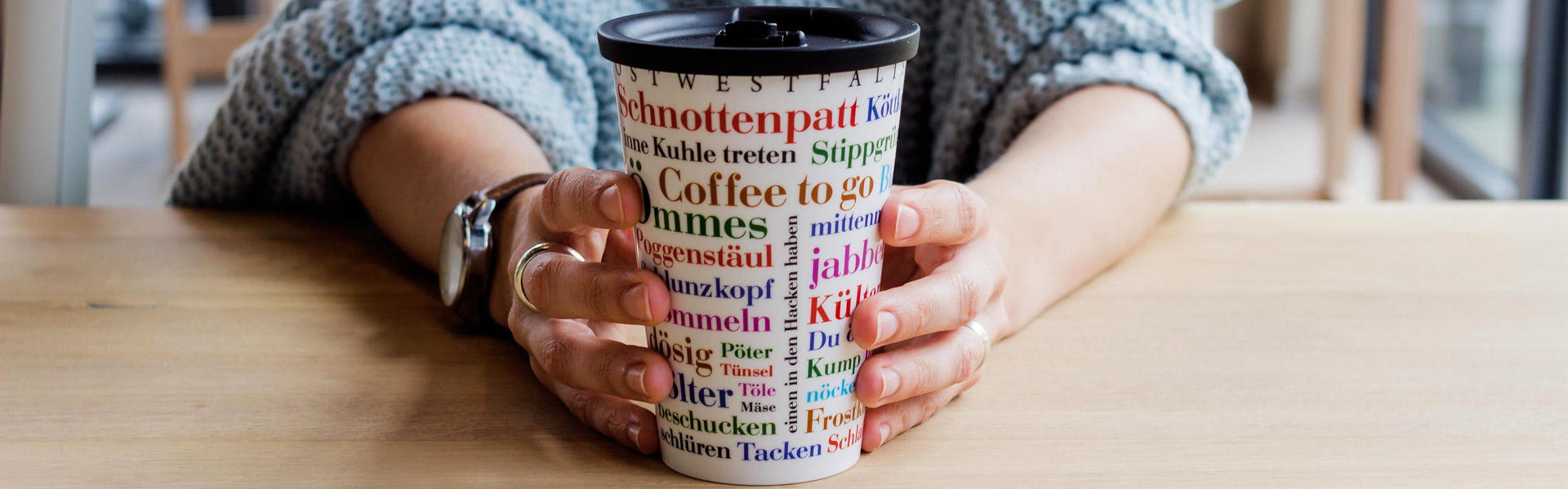 ORNAMIN-Referenzen-Ostwestfälischer-Wortschatz-Becher ORNAMIN-To go Great Gloria Becher mit ostwestfälischem Wortschatz Dekor