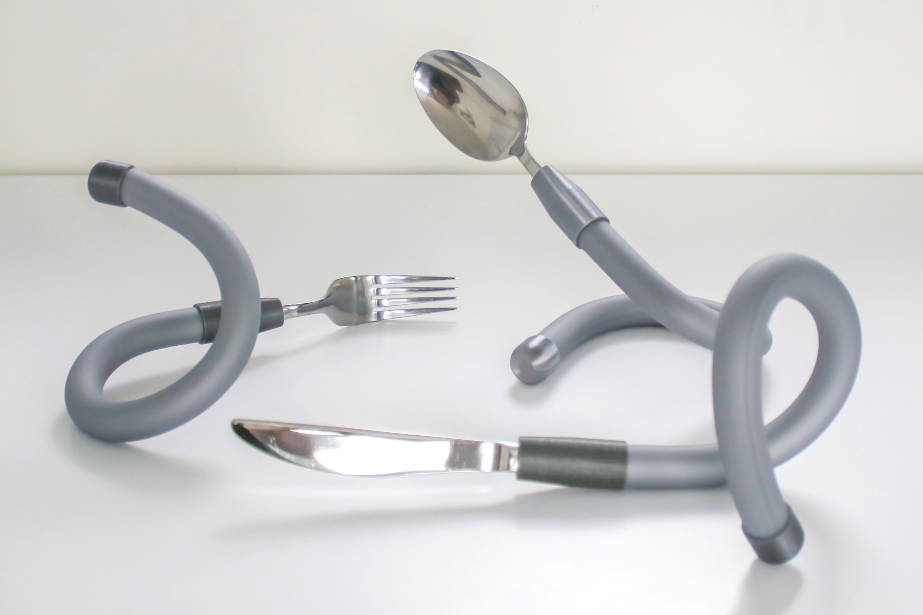 Edelstahl Besteck-Set mit biegsamem Griff Edelstahl Besteck-Set mit biegsamem Griff