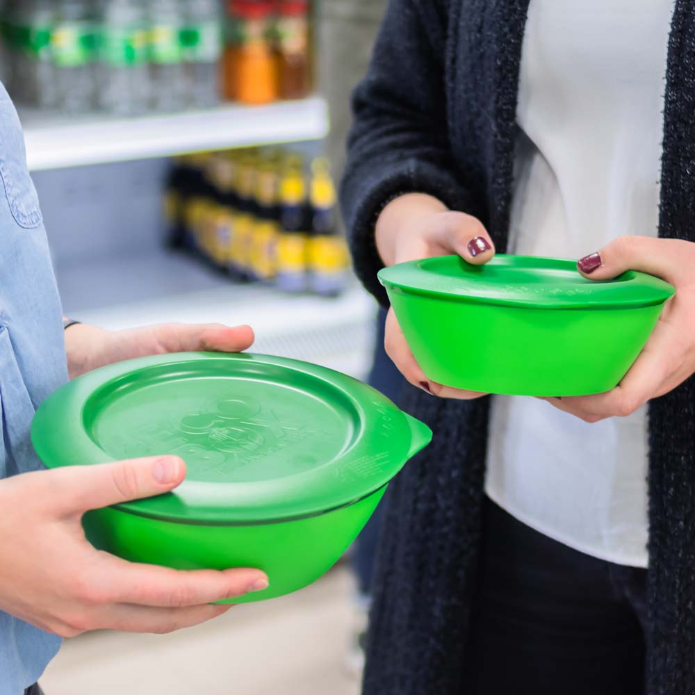 ORNAMIN-Mehrwegsystem-Food-to-go-Mehrwegschalen-Referenz-ECOBOX-Luxemburg ORNAMIN-ECOBOX Luxemburg wird mit passendem Deckel wird von einer Person in den Händen gehalten