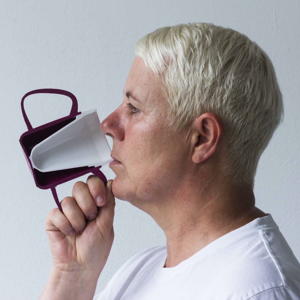 2-Henkel-Becher mit Trink-Trick mit unauffälligem Trinkaufsatz