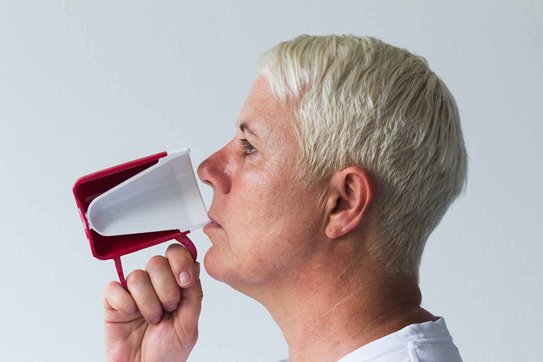 Frau trinkt aus ORNAMIN 2CARE Becher