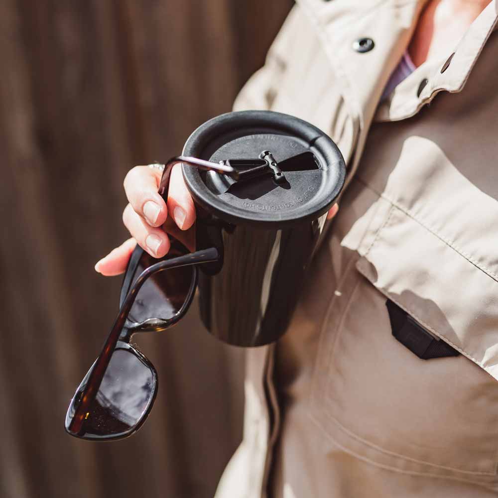 ORNAMIN-Coffee-to-go-Mehrwegbecher-unterwegs-nachhaltig-2 Mehrwegbecher von ORNAMIN und eine schwarze Sonnenbrille