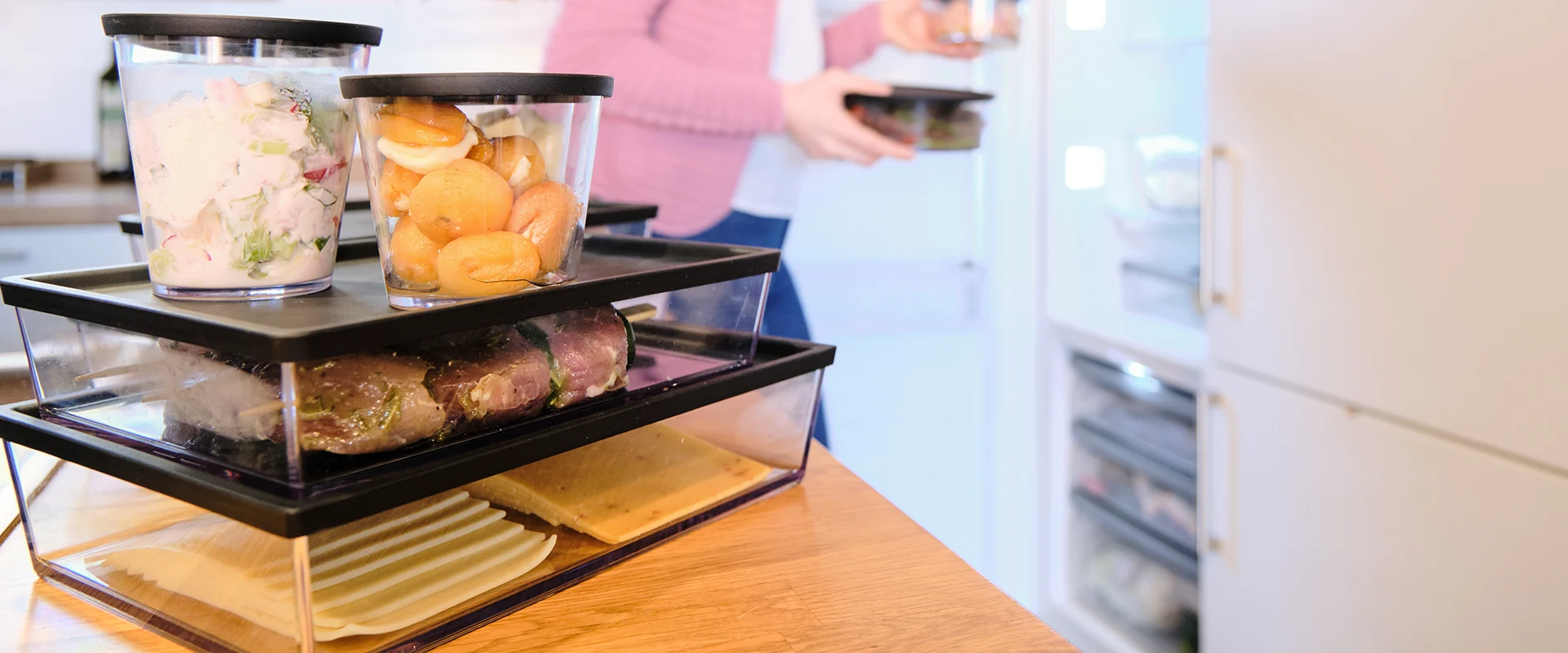 Käse in glasklaren Aufbewahrungsboxen