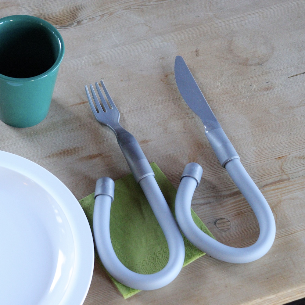 Plastic knife with flexible handle