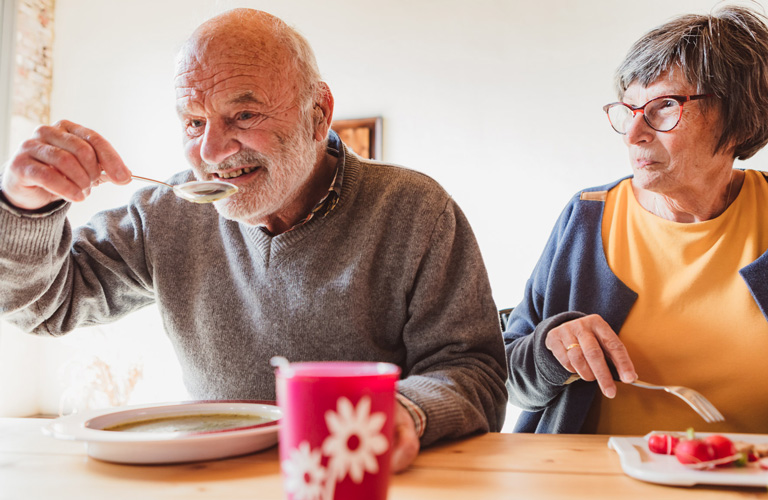 ORNAMIN-Pflegegeschirr-mit-Trick-als-Unterstützung-für-Krankheitsbild-Parkinson Parkinson Erkrankte essen selbstständig mithilfe von ORNAMIN Pflegegeschirr-Trick