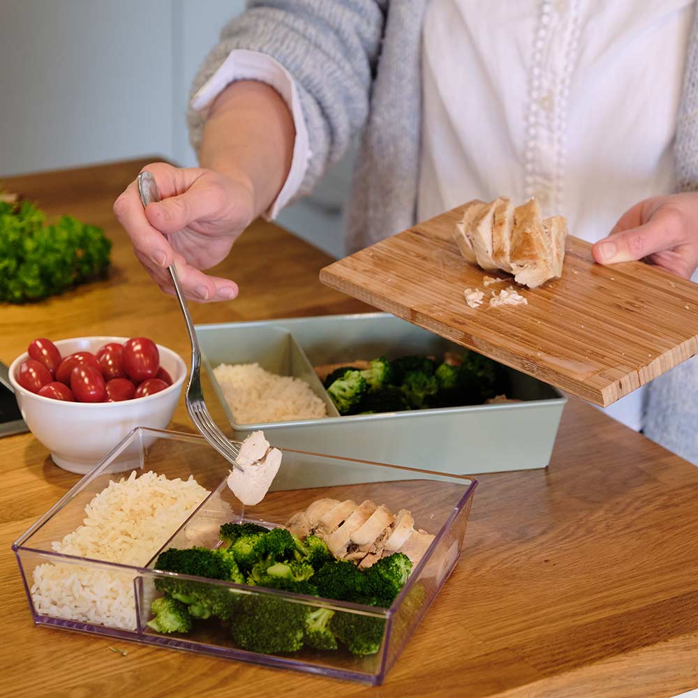 Frau bereitet Meal Prep in ORNAMIN Schalen vor