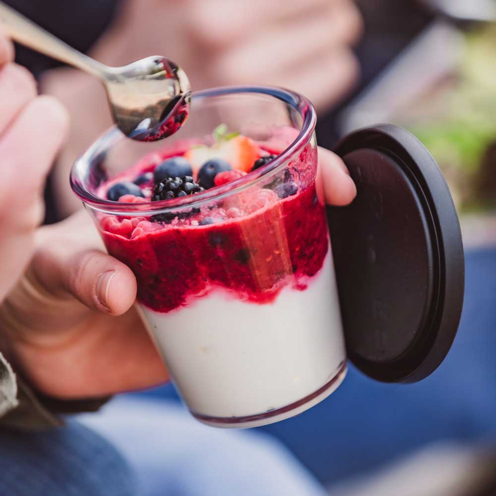 ORNAMIN-To-go-Unterwegs ORNAMIN Mehrwegbecher mit Dessert gefüllt