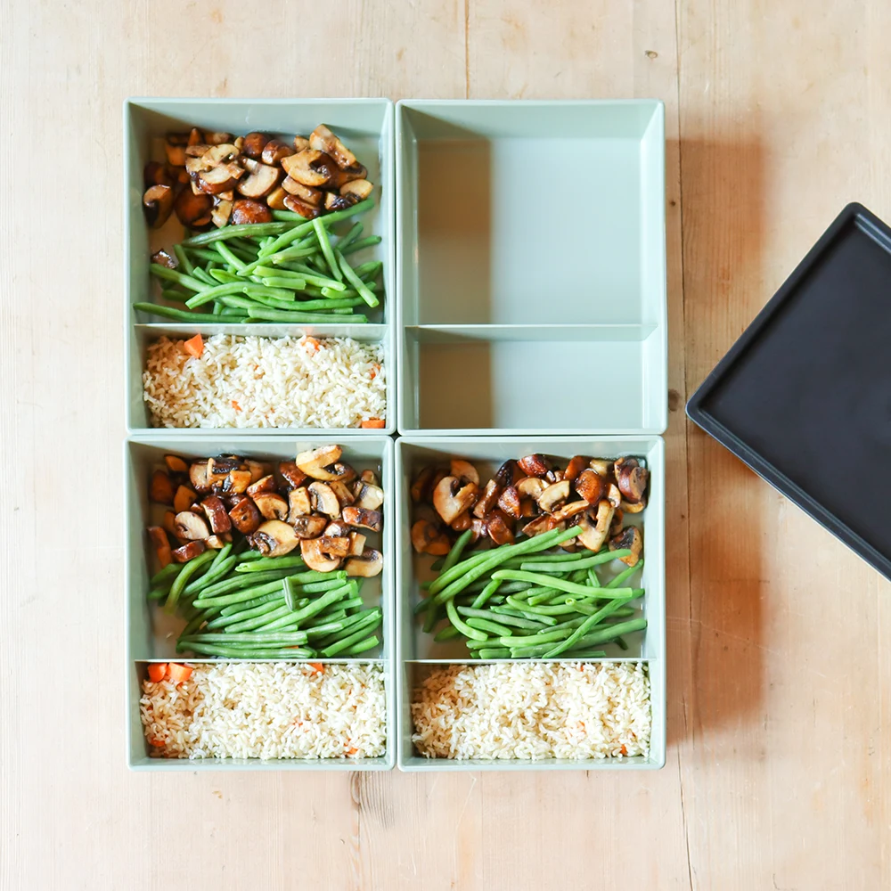 Vier Mehrwegboxen für das Vorbereiten von Mittagessen zum Mitnehmen