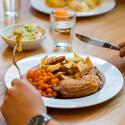 ORNAMIN Mehrwegteller angerichtet mit Essen in einer Mensa