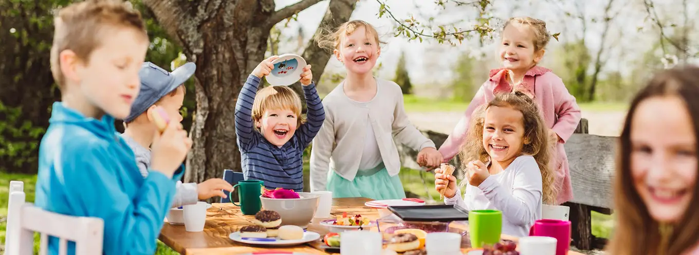 ORNAMIN-Mehrweg-Geschirr-Schule-Kindergarten-Kita Fröhliche Kinder sitzen am Tisch mit ORNAMIN Kindergeschirr