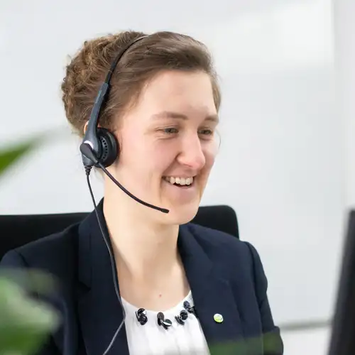 ORNAMIN-Kontakt-Kundenservice Frau mit Headset im ORNAMIN Kundenservice