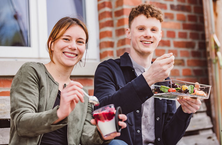 ORNAMIN-Neujahrsvorsätze-Nachhaltig-leben Pärchen isst aus ORNAMIN To go Produkten