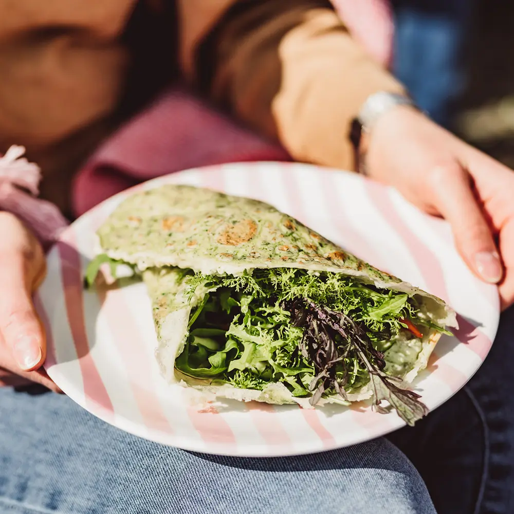 Ein Teller mit Essen in der Hand einer Person