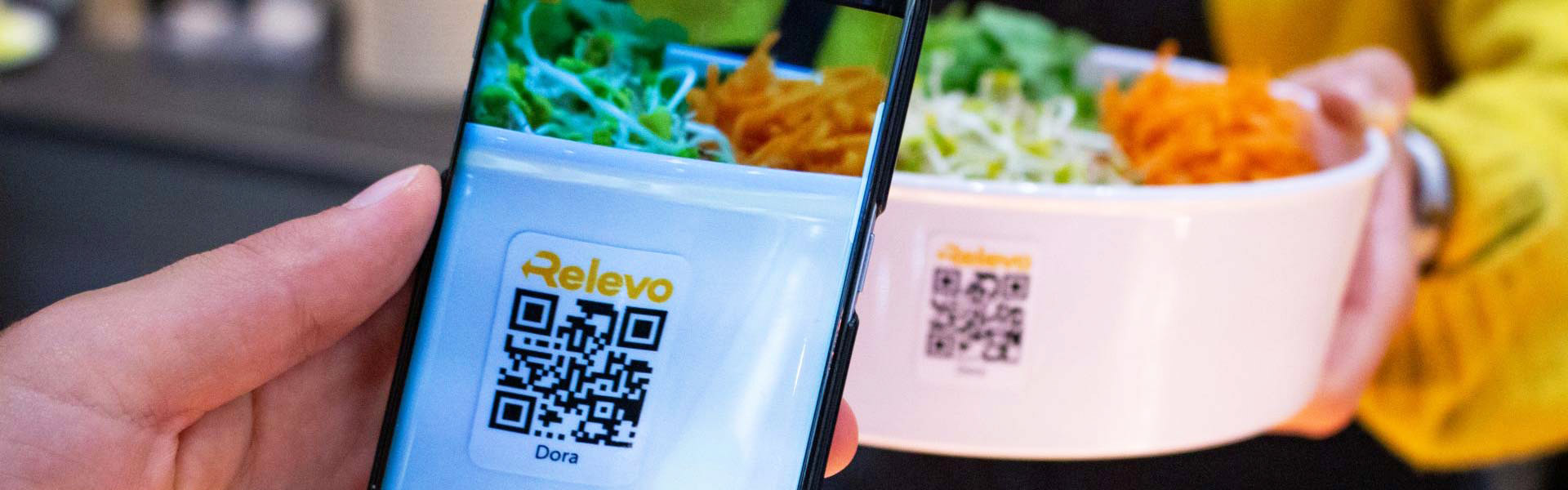 ORNAMIN-Referenzen-Studierendenwerk-Niederbayern-Oberpfalz ORNAMIN-Relevo Mehrwegsystem-Barcode einscannen mit Handy