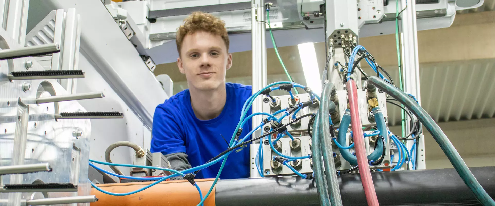 Ein Junger Mann arbeitet in der Kunststoffproduktion. A young man works in plastics production.
