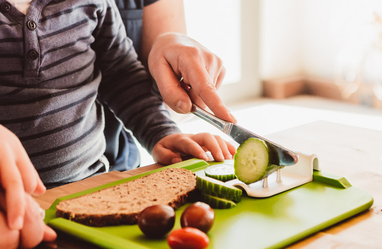 ORNAMIN-Pflegegeschirr-Essbrettchen-mit-Brems-Trick ORNAMIN Essbrettchen mit Hilfsfunktion und Brems-Trick als Esshilfe