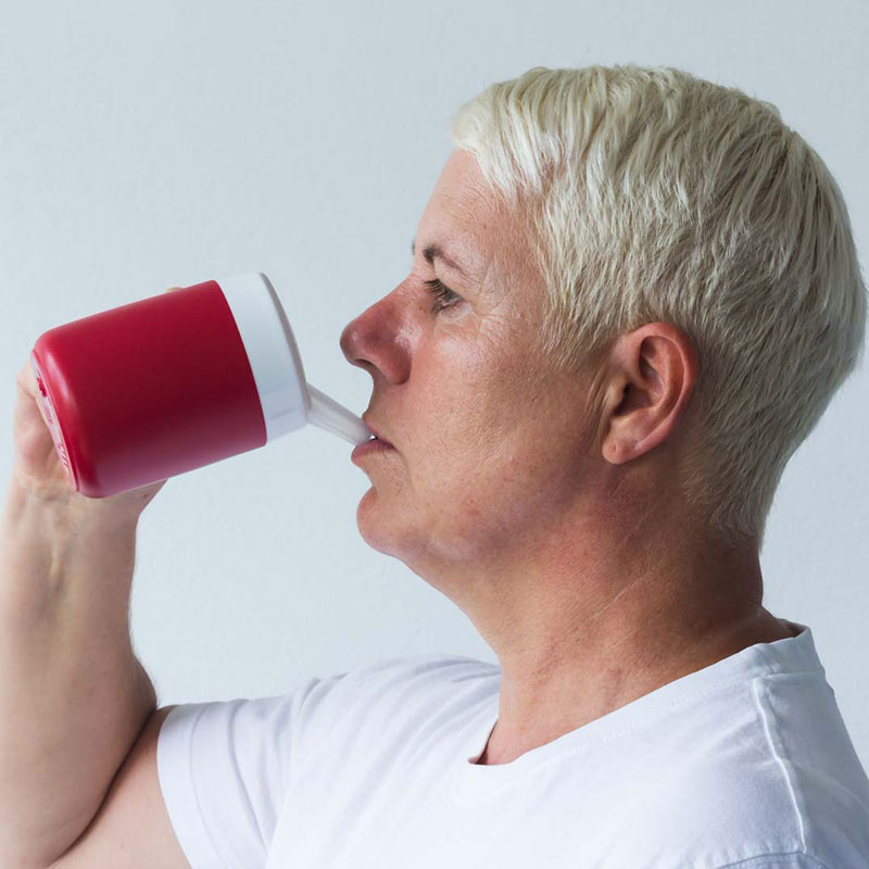 Becher mit Trink-Trick mit Schnabelaufsatz mit großer Öffnung