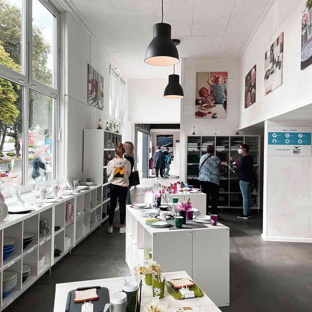 ORNAMIN-Minden-Werksverkauf-Verkaufsraum ORNAMIN Werksverkauf neu renoviert von innen mit Menschen