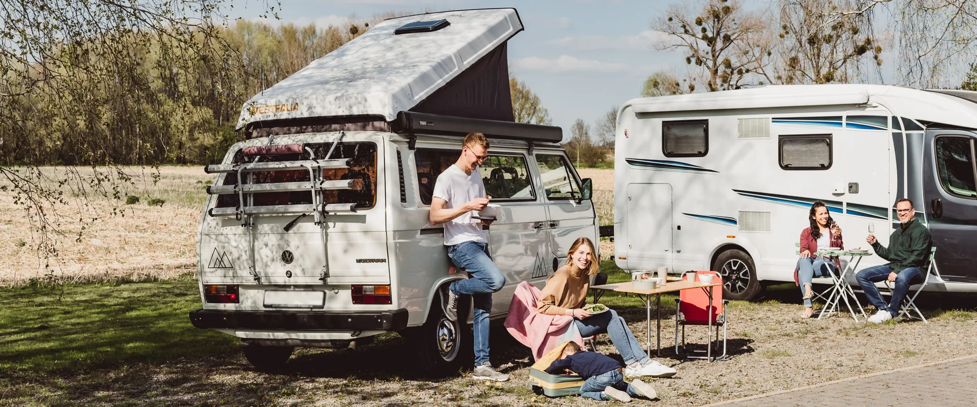 ORNAMIN-Camping-Campinggeschirr für den Campingplatz Menschen essen und trinken an Tischen vor einem Camper und ein Wohnmobil