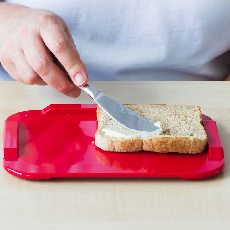 ORNAMIN-900-kleines-rotes-Essbrettchen Toastbrot auf kleinem roten Essbrettchen