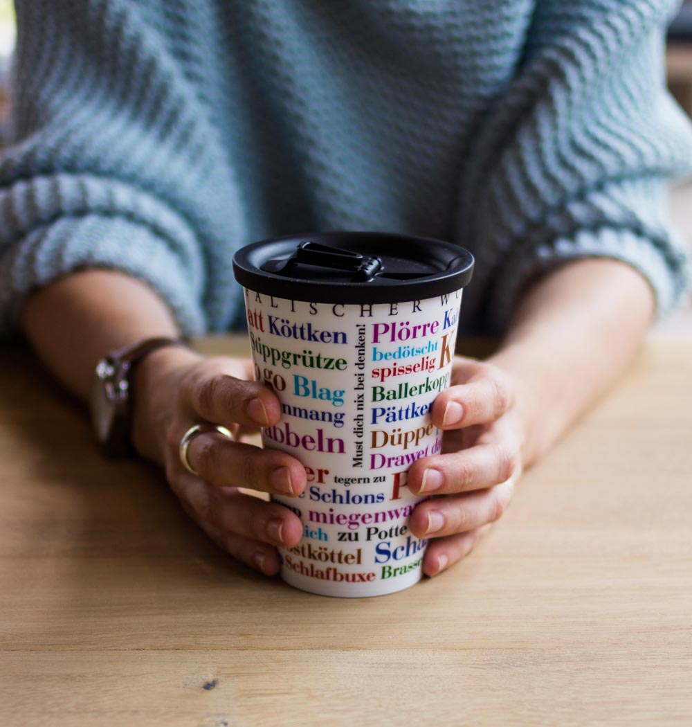 ORNAMIN-Coffee-to-go-Mehrwegbecher-Referenz-Ostwestfählischer-Wortschatz-Becher ORNAMIN Coffee to-go Mehrwegbecher mit Ostwestfählischer Wortschatz Dekor
