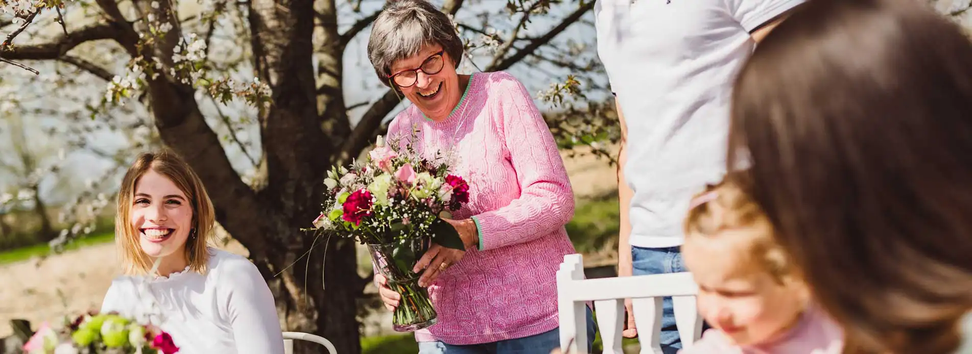 ORNAMIN-Aktion Ältere Frau mit Blumen in der Hand