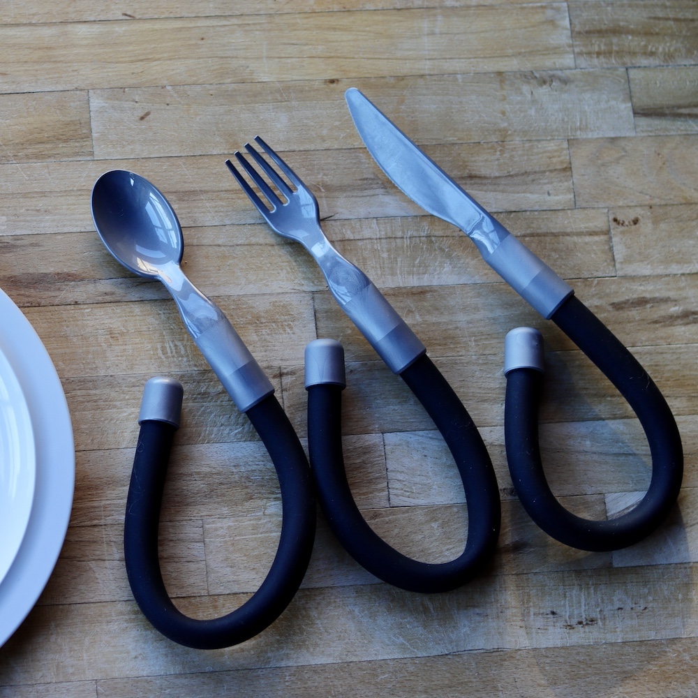 Plastic knife with flexible handle