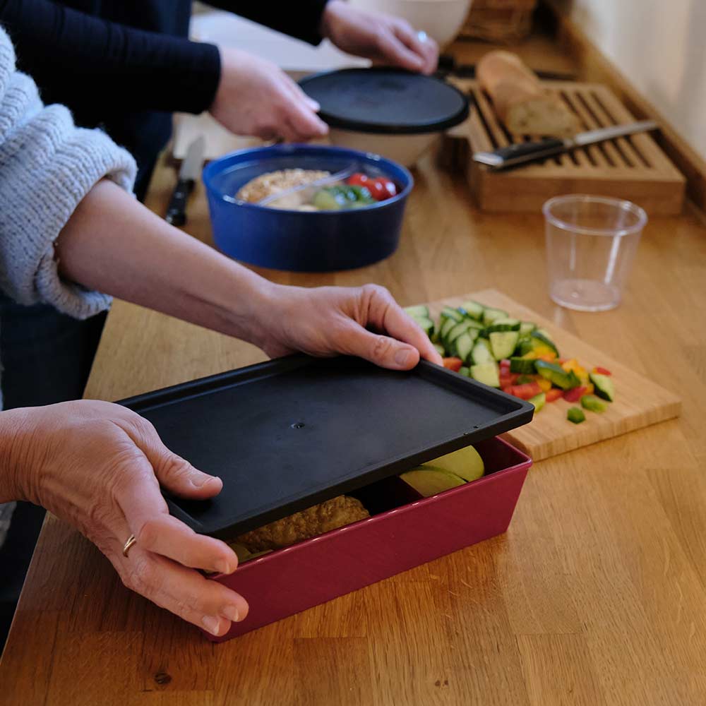 Frau bereitet Meal Prep in ORNAMIN Schalen vor