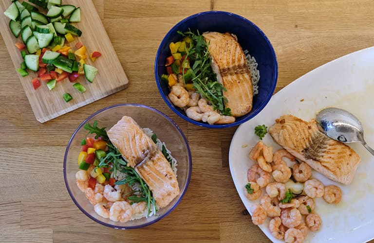 ORNAMIN Meal Prep Schalen auf einem Tisch