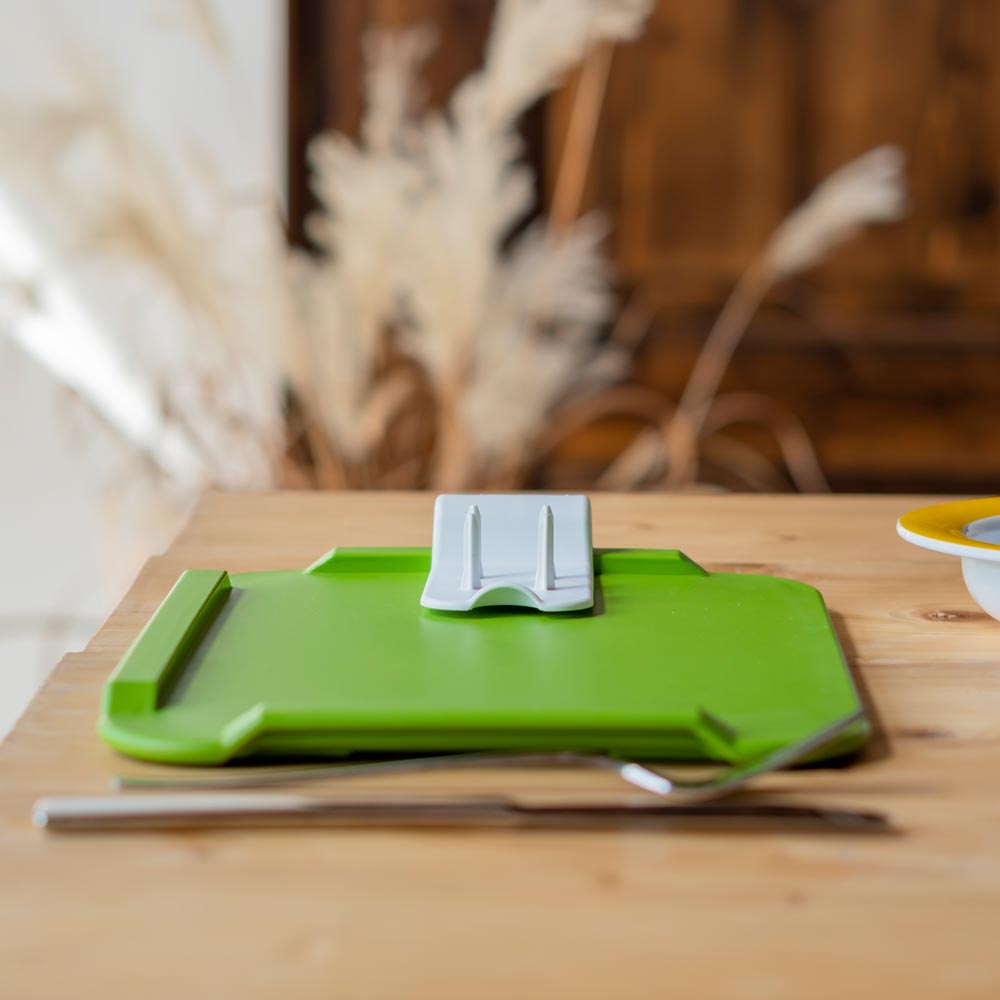 Large non-slip board with preparation aid