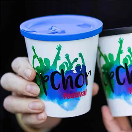 ORNAMIN Coffee to-go Mehrwegbecher im Pop Chor Festival Design