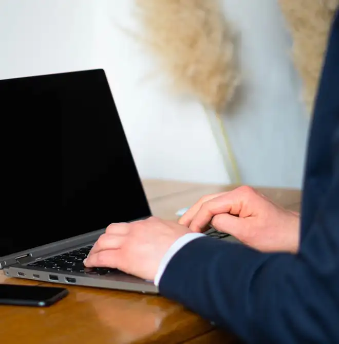 ORNAMIN-FAQ-zum-Thema-Bestellung Person sitzt vor einem Laptop