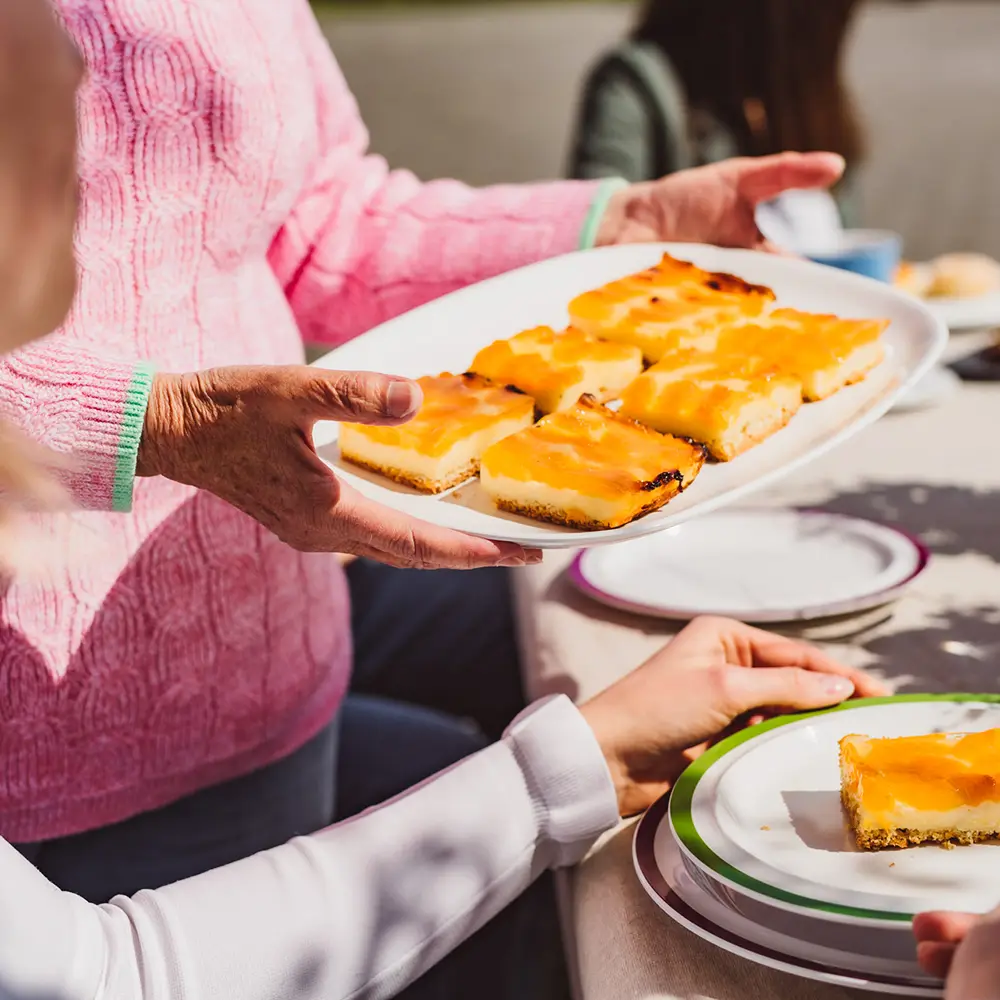 Eine Frau serviert Kuchen