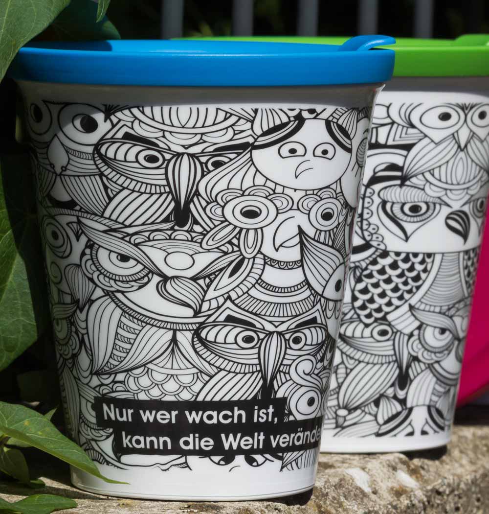 ORNAMIN-Mehrwegsystem-Coffee-to-go-Mehrwegbecher-Referenz-Studentenwerk-im-Saarland ORNAMIN Coffee to-go Mehrwegbecher im Eulenbecher Design und blauem Trinkdeckel