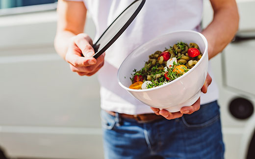 ORNAMIN Mehrweg To go Schale Curvy Carla mit Essen