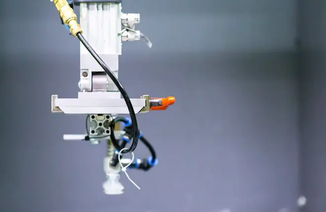 ORNAMIN-Werte-und-Nachhaltigkeit-Produktion-Zirkulärharmonie-und-Logistik Mechanischer Arm au der ORNAMIN Produktion