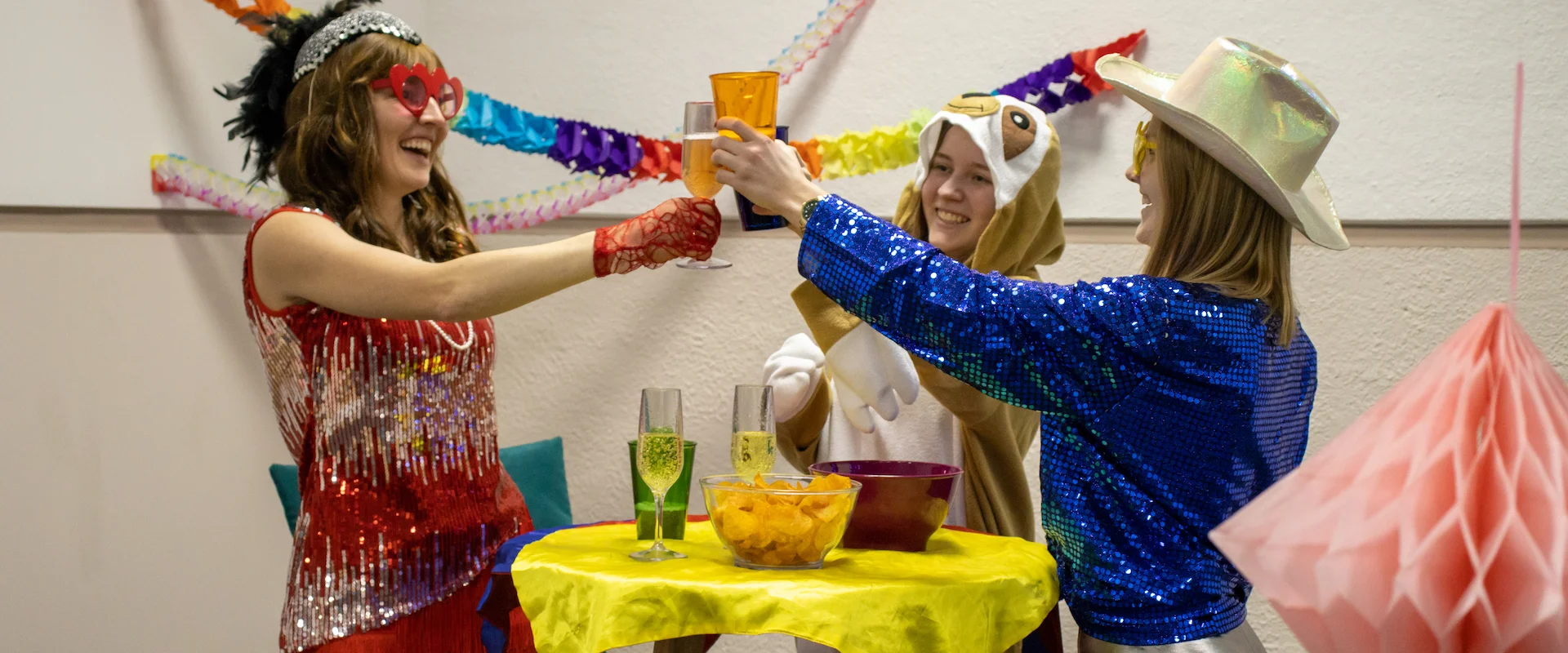 drei junge Frauen, die Karneval feiern. three young women celebrating carnival.