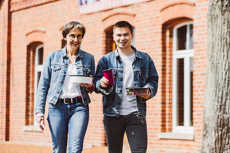 ORNAMIN Blog Food to go Essen unterwegs Zwei Menschen gehen mit ORNAMIN Food to go Schalen spazieren
