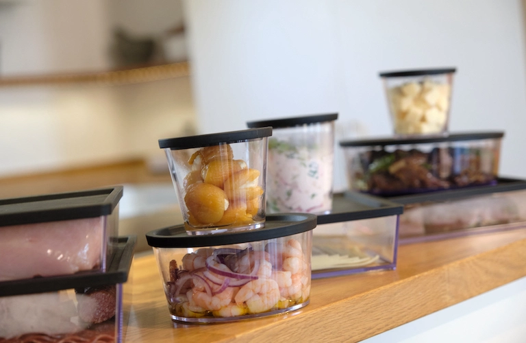 Lebensmittel in glasklaren Gefäßen